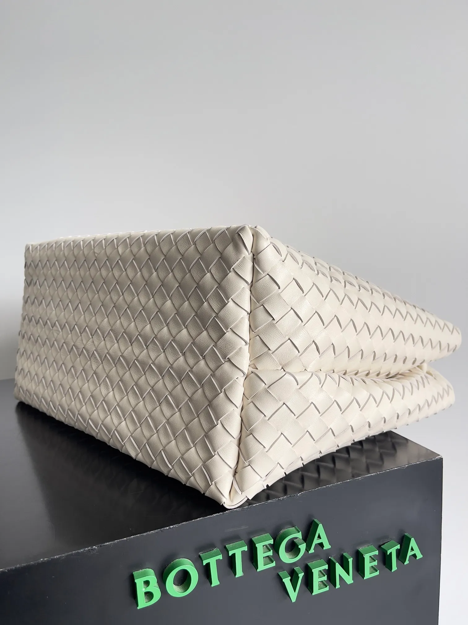 Batch 3760 Recently, the same style of bag that celebrities love is both high-end and practical. Michelle Yeoh, Kim Namjoon, Jing Boran, Tong Liya, Sun Qian, Wu Qianyu, Du Juan, Ma Yili and Bai Baihe are all carrying Bottega Veneta summer series Andiamo handbags. Andiamo has a simple structure and rounded lines. The whole piece is made of Nappa leather. It is comfortable, soft and dynamic. It adds interest to daily life and can be easily matched with various styles. Andiamo handbags are available in three sizes: small, medium and large. There are many colors to choose from, which can meet different needs. You can really carry it whether it is daily or attending events. Style number: 743575 Size: 45*22*34 including handle height 44cm